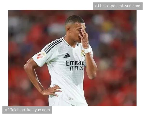 特写：亚马尔突破造点后亲自命中，紧握队徽庆祝