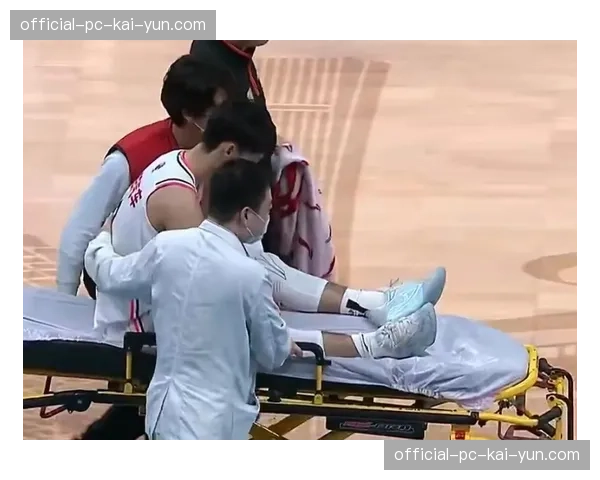 即时：埃弗顿球员杜库雷重伤被担架抬离，比赛中断