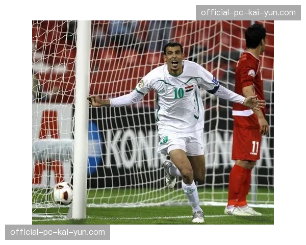 国旗的重量：获胜后，来自难民运动员队的尤尼斯身披奥运五环旗绕场