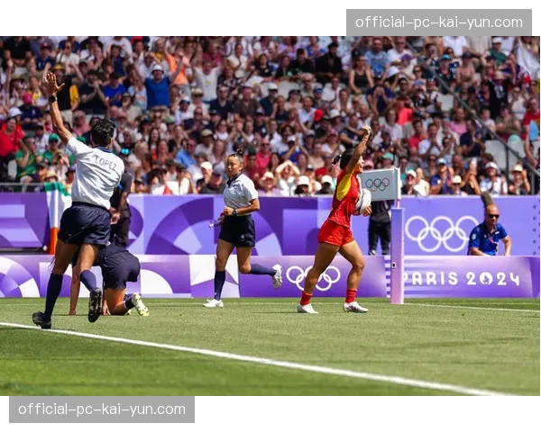 特写：图卢兹对阵蒙彼利埃，客场球迷区首次体验定制化移动通信信号车服务