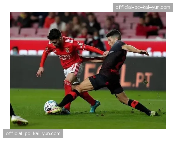 特写：穆里尼奥在罗马绝杀后冲入场内，与球员激情庆祝